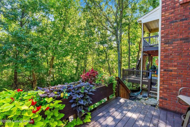 111 Chestnut Glen Dr, Louisville, KY 40245