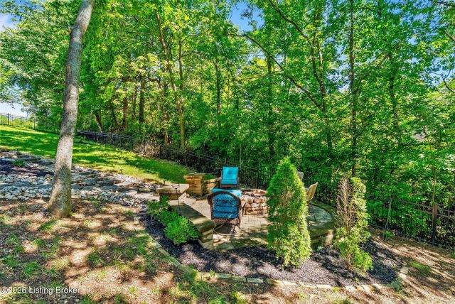 111 Chestnut Glen Dr, Louisville, KY 40245