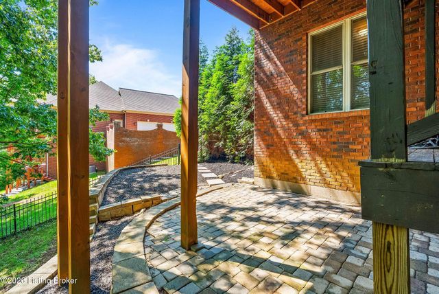111 Chestnut Glen Dr, Louisville, KY 40245