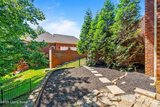 111 Chestnut Glen Dr, Louisville, KY 40245
