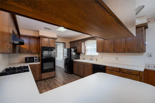 5821 Russell Lane Lane, Baytown, TX 77521
