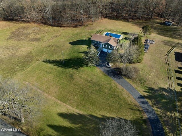 28 Hennett Road, Kinderhook, NY 12184