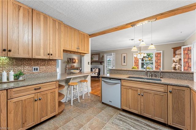 2079 Riverwalk LN, Hayes, VA 23072
