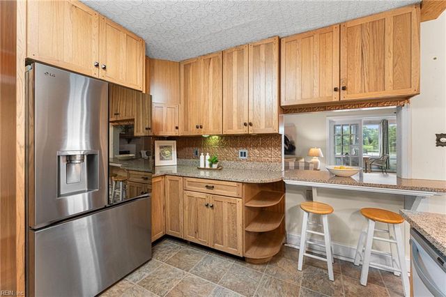 2079 Riverwalk LN, Hayes, VA 23072