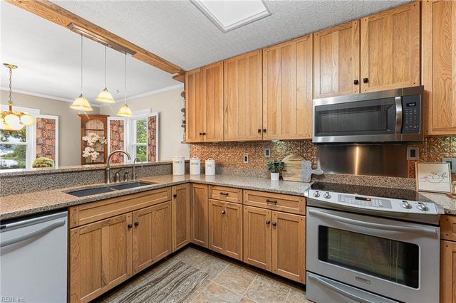2079 Riverwalk LN, Hayes, VA 23072