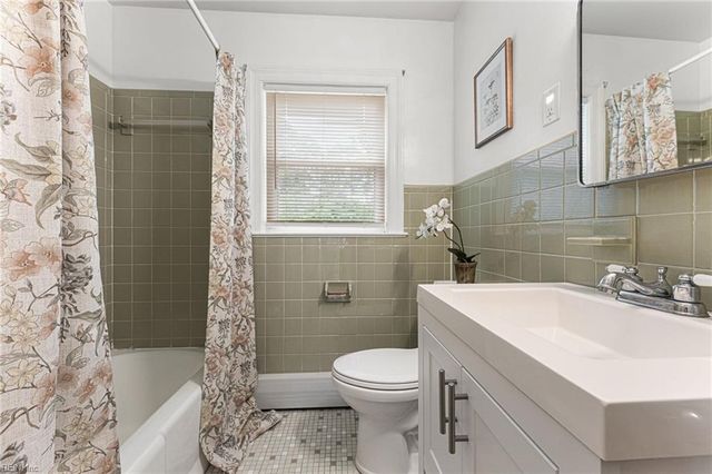 2079 Riverwalk LN, Hayes, VA 23072