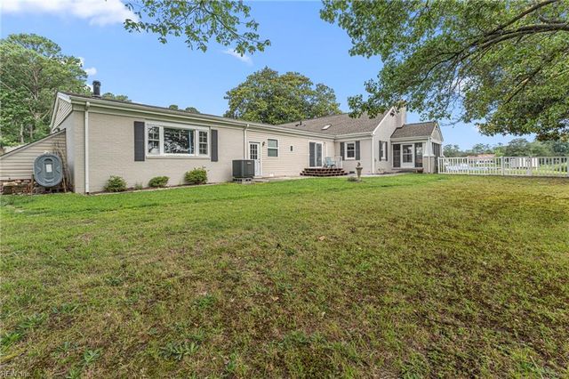 2079 Riverwalk LN, Hayes, VA 23072
