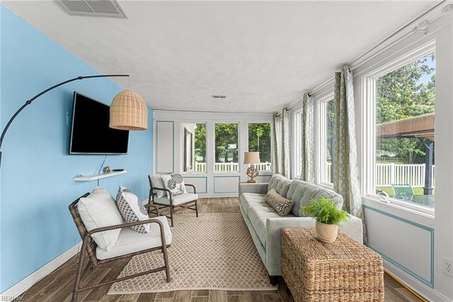2079 Riverwalk LN, Hayes, VA 23072