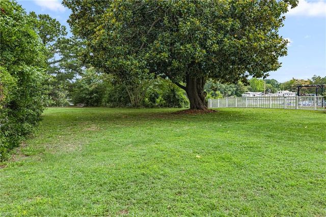 2079 Riverwalk LN, Hayes, VA 23072