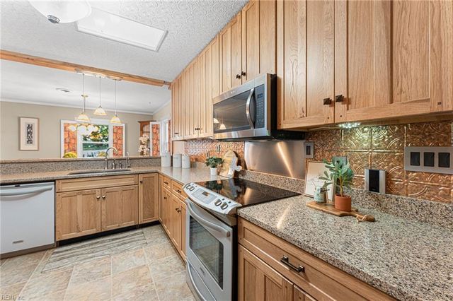 2079 Riverwalk LN, Hayes, VA 23072