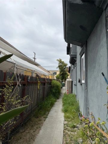 805 E 25TH ST, Los Angeles, CA 90011