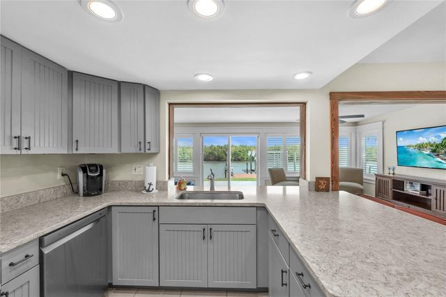 911 SILVER PALM WAY, Apollo Beach, FL 33572