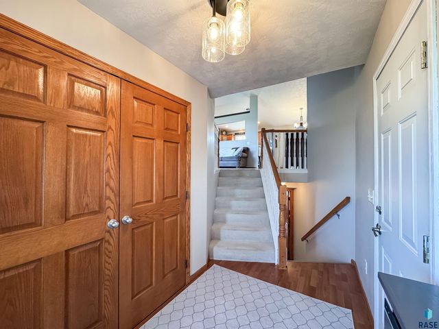 1812 S Monticello Ave Avenue, Sioux Falls, SD 57106