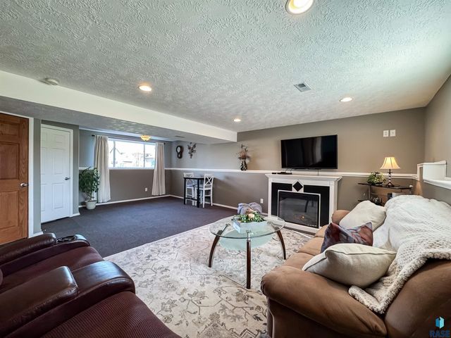 1812 S Monticello Ave Avenue, Sioux Falls, SD 57106