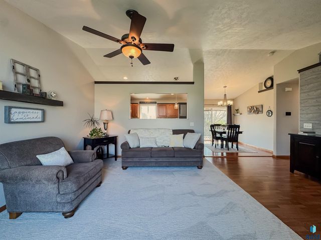 1812 S Monticello Ave Avenue, Sioux Falls, SD 57106
