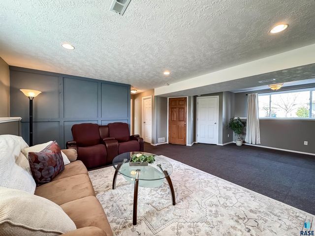 1812 S Monticello Ave Avenue, Sioux Falls, SD 57106