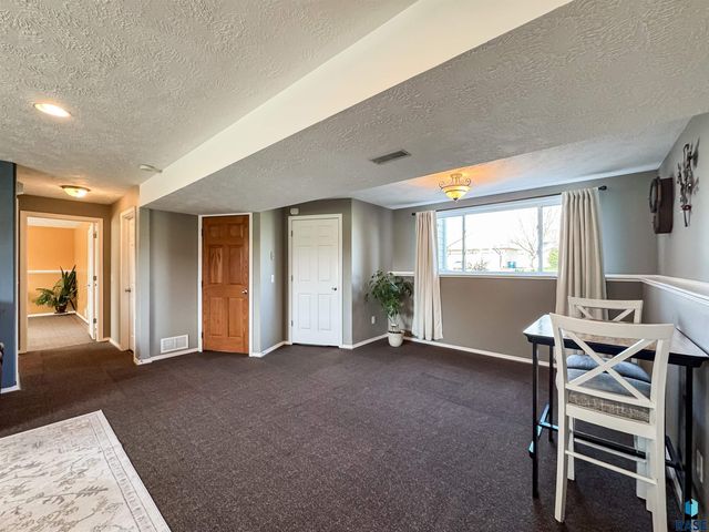 1812 S Monticello Ave Avenue, Sioux Falls, SD 57106