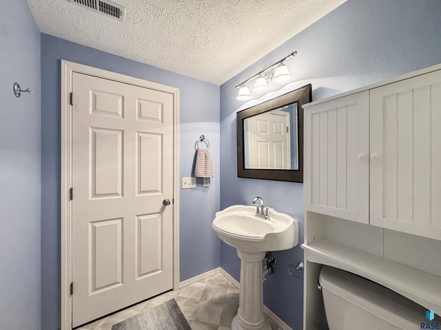 1812 S Monticello Ave Avenue, Sioux Falls, SD 57106