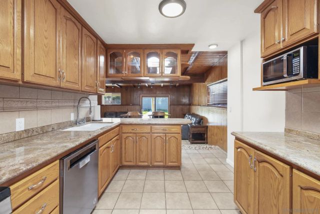 12635 Castle Court Drive, Lakeside, CA 92040