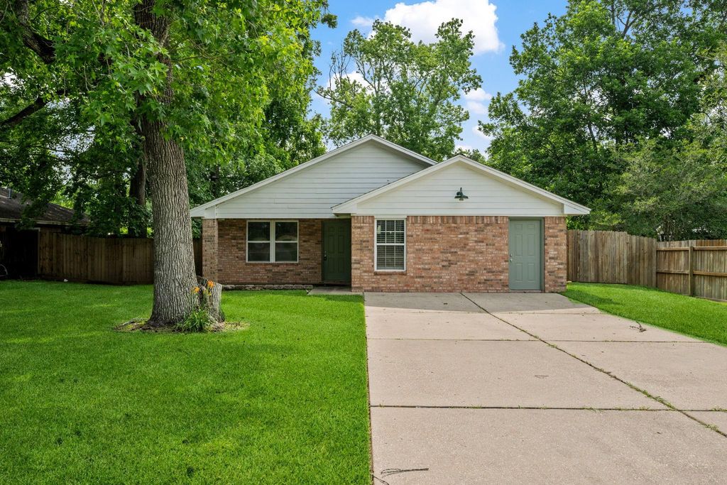 157 Hillside Drive, Liberty, TX 77575