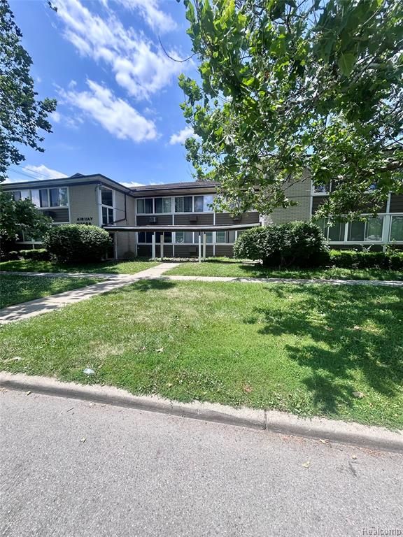 19131 Lahser Road, Detroit, MI 48219