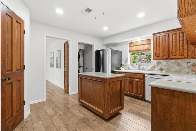 17 Greenridge Forest Drive, The Woodlands, TX 77381