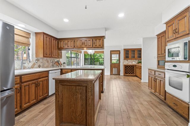 17 Greenridge Forest Drive, The Woodlands, TX 77381