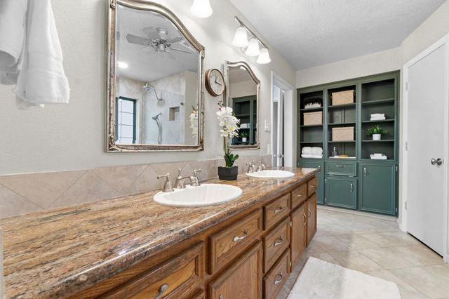 17 Greenridge Forest Drive, The Woodlands, TX 77381