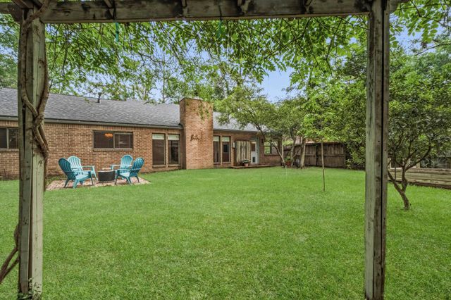 17 Greenridge Forest Drive, The Woodlands, TX 77381