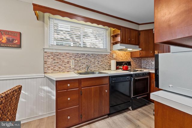 910 FARISTON DR, Drexel Hill, PA 19026