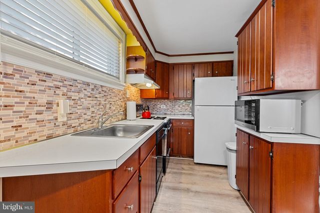 910 FARISTON DR, Drexel Hill, PA 19026