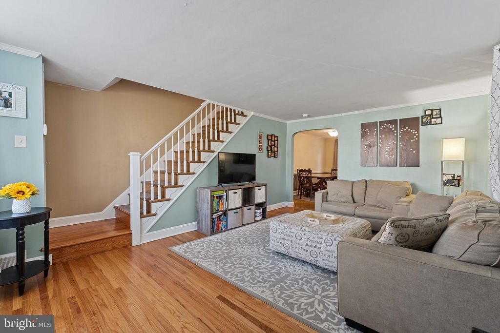 910 FARISTON DR, Drexel Hill, PA 19026