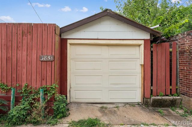 3851 Neosho, St Louis, MO 63116