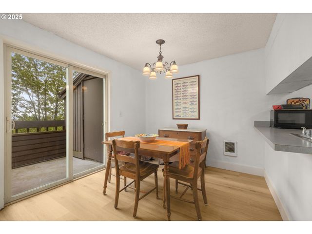44 EAGLE CREST Dr 19, Lake Oswego, OR 97034