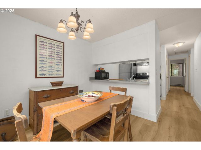 44 EAGLE CREST Dr 19, Lake Oswego, OR 97034