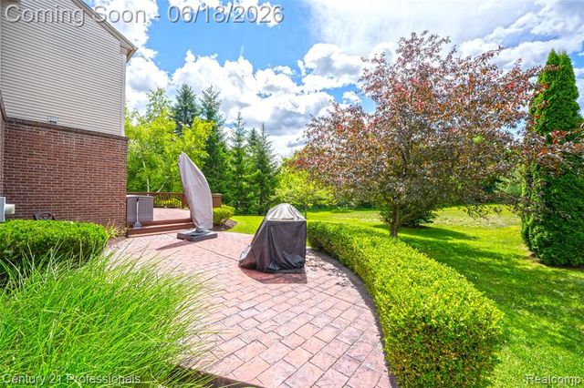 1892 Ring Neck Drive, Rochester, MI 48307