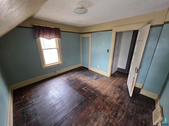 1913 S Duluth Ave Avenue, Sioux Falls, SD 57105