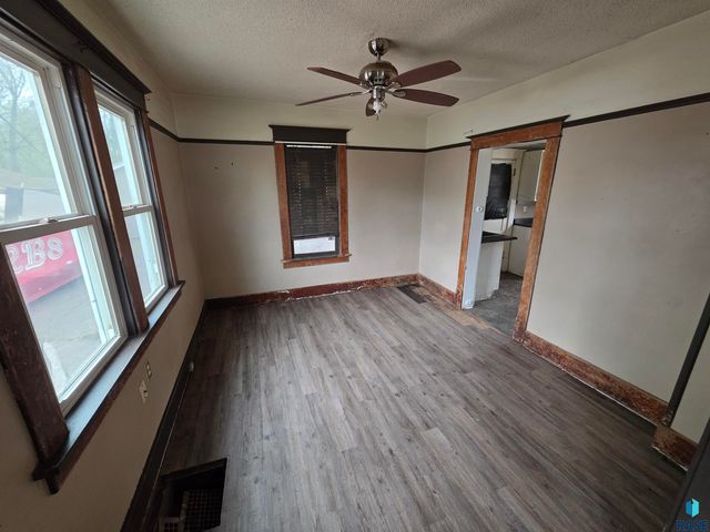 1913 S Duluth Ave Avenue, Sioux Falls, SD 57105