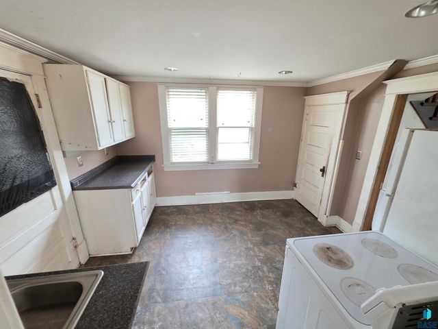 1913 S Duluth Ave Avenue, Sioux Falls, SD 57105