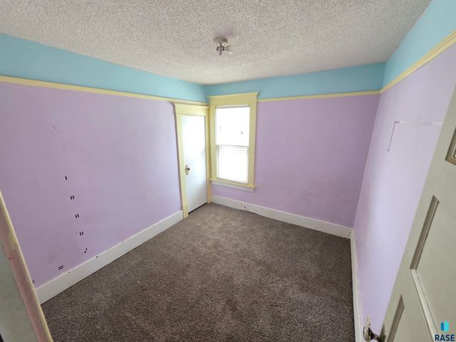 1913 S Duluth Ave Avenue, Sioux Falls, SD 57105