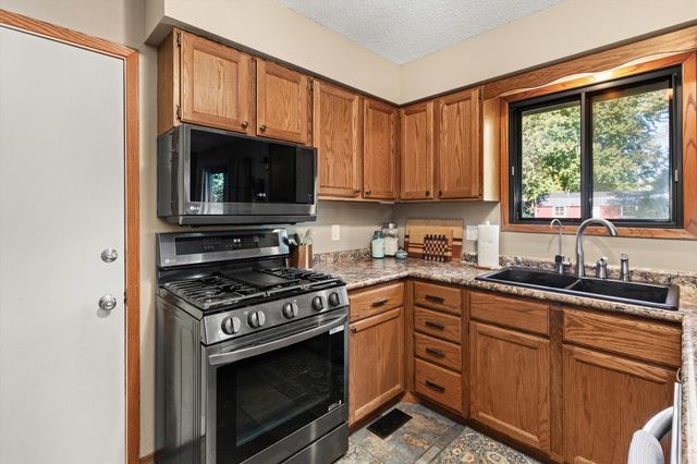 1423 NW 71st Place, Ankeny, IA 50023
