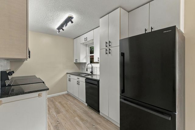3323 Kimberly Downs Road, Davenport, IA 52807