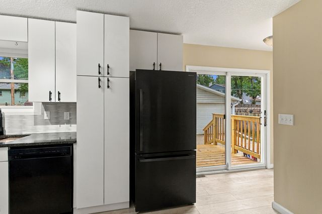 3323 Kimberly Downs Road, Davenport, IA 52807