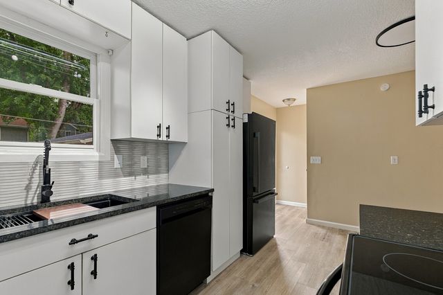 3323 Kimberly Downs Road, Davenport, IA 52807