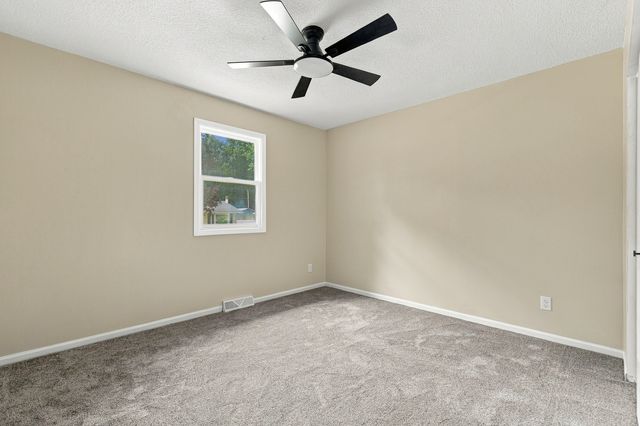 3323 Kimberly Downs Road, Davenport, IA 52807