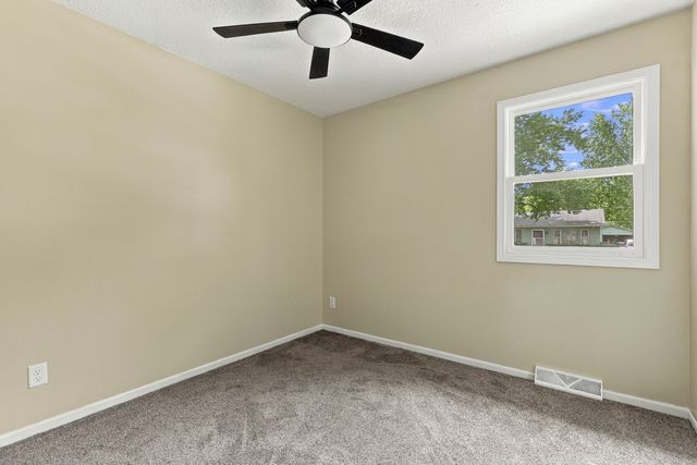 3323 Kimberly Downs Road, Davenport, IA 52807