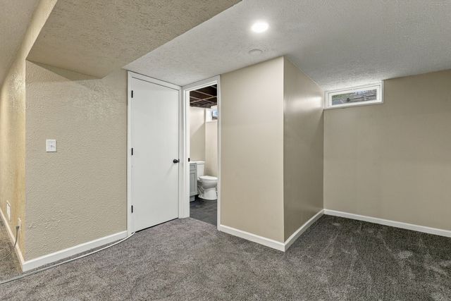 3323 Kimberly Downs Road, Davenport, IA 52807