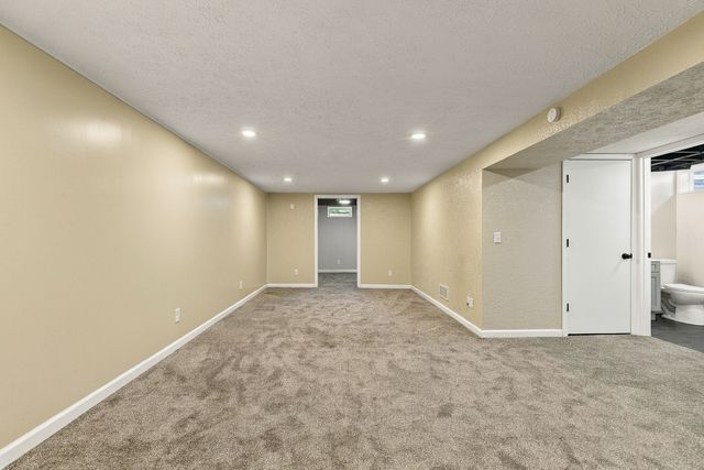 3323 Kimberly Downs Road, Davenport, IA 52807