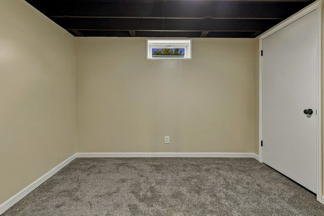 3323 Kimberly Downs Road, Davenport, IA 52807