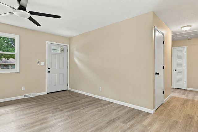 3323 Kimberly Downs Road, Davenport, IA 52807